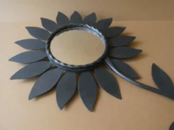 Miroir fleur en métal Chaty Vallauris, H 49,5 cm