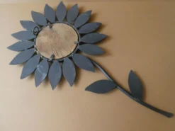Miroir fleur en métal Chaty Vallauris, H 49,5 cm