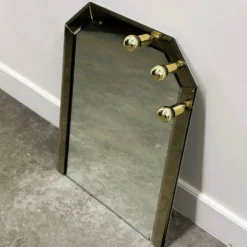 Miroir fumé en laiton allemand vintage avec un dessus architectural facetté, années 1980.