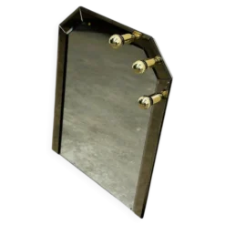 Miroir fumé en laiton allemand vintage avec un dessus architectural facetté, années 1980.