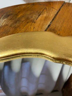 Miroir « lèvres » en plâtre doré à la feuille d’or