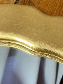 Miroir « lèvres » en plâtre doré à la feuille d’or