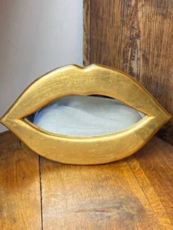 Miroir « lèvres » en plâtre doré à la feuille d’or