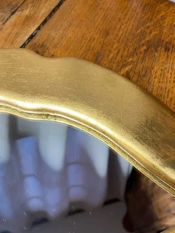 Miroir « lèvres » en plâtre doré à la feuille d’or