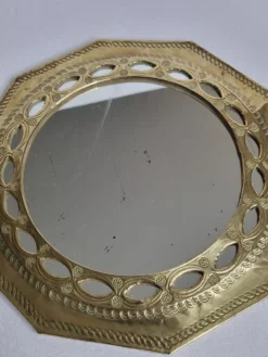 Miroir marocain vintage en laiton martelé à décor ajouré, 22 cm