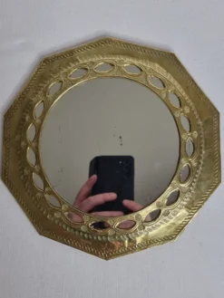 Miroir marocain vintage en laiton martelé à décor ajouré, 22 cm