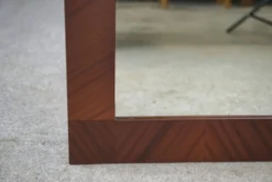 Miroir moderniste en placage d'acajou 1950's