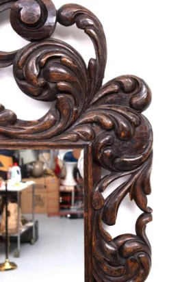 Miroir monumental ancien du XVIIIe siècle en chêne, orné d'un chérubin, de Hollande.