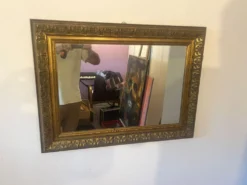 Miroir mouluré cadre bois doré — 82 x 61 cm