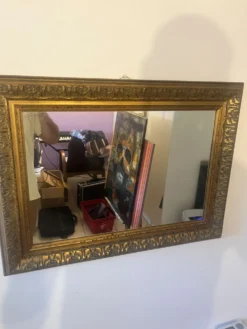 Miroir mouluré cadre bois doré — 82 x 61 cm