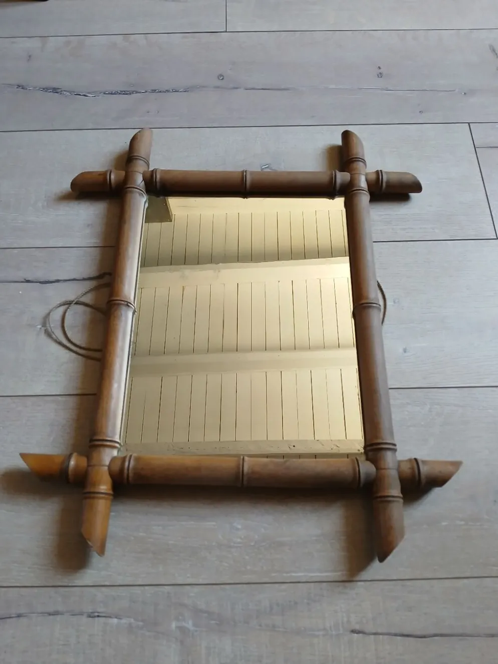 Miroir mural ancien avec cadre en bois