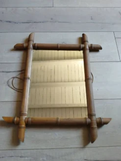 Miroir mural ancien avec cadre en bois
