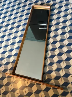 Miroir mural avec l’étagère