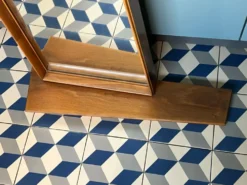 Miroir mural avec l’étagère