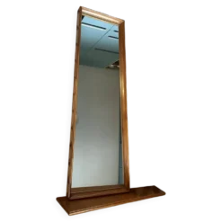 Miroir mural avec l’étagère