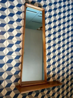 Miroir mural avec l’étagère