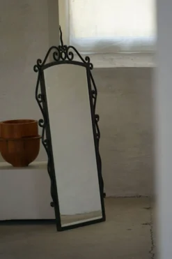 Miroir mural brutaliste français du milieu du siècle en fer forgé, fabriqué dans les années 1950