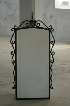 Miroir mural brutaliste français du milieu du siècle en fer forgé, fabriqué dans les années 1950