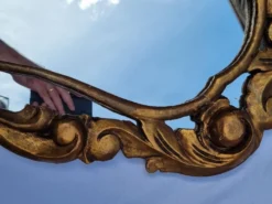 Miroir mural doré de style rocaille Louis XV, vers 1950-1960 – 84 x 58 cm