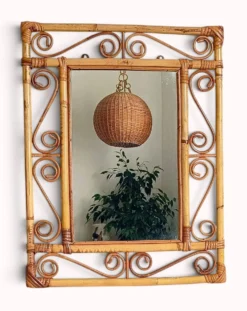 Miroir mural en bambou et rotin fait main espagnol des années 1970.