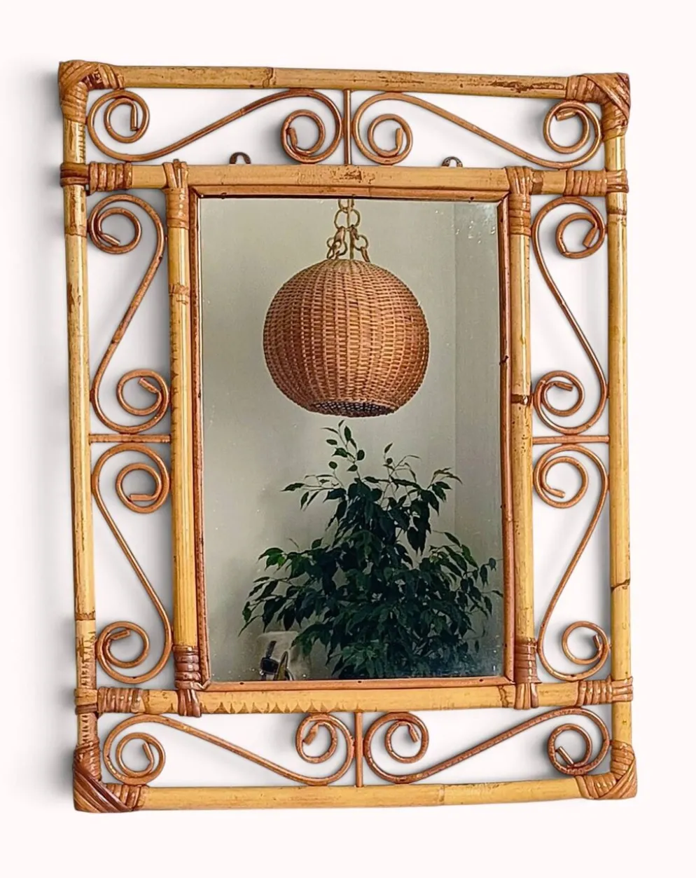 Miroir mural en bambou et rotin fait main espagnol des années 1970.