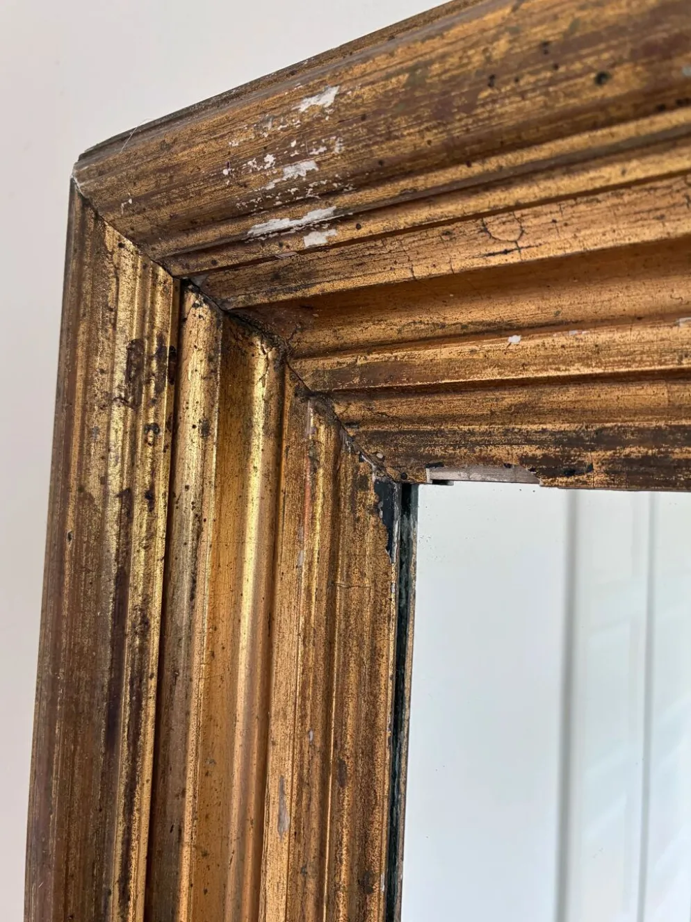 Miroir mural en bois doré antique en or