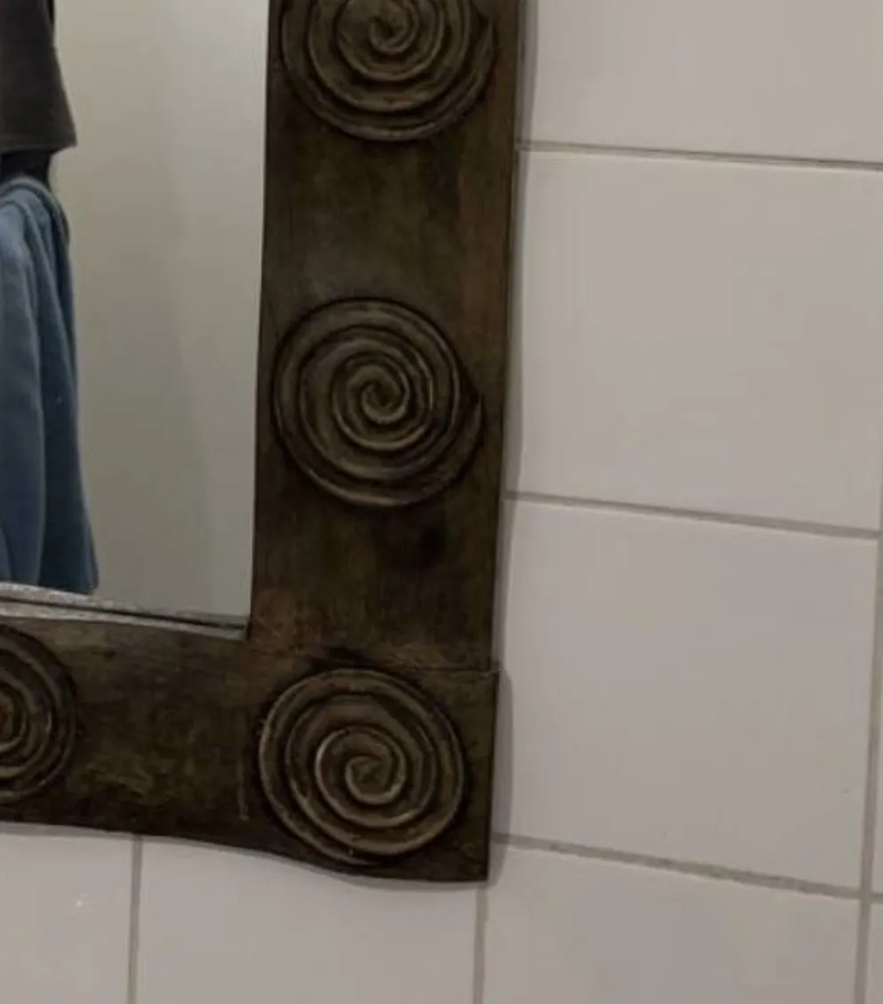Miroir mural en bois sculpté (motifs spirales)