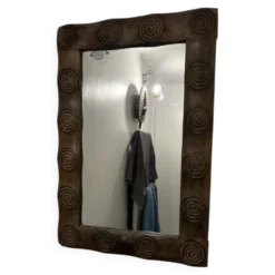 Miroir mural en bois sculpté (motifs spirales)