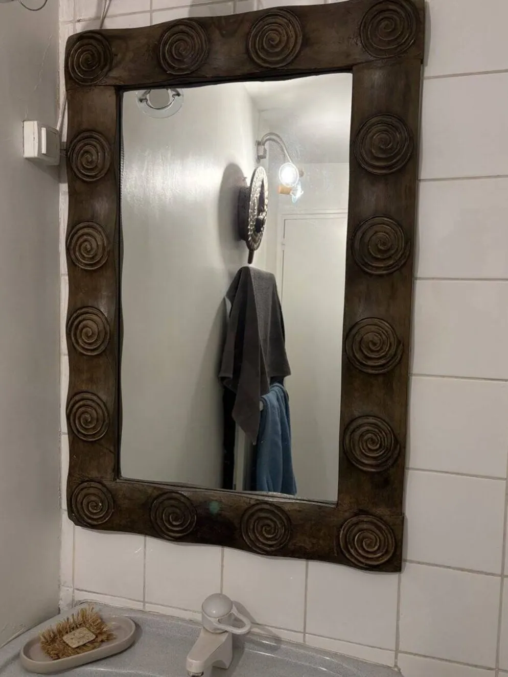 Miroir mural en bois sculpté (motifs spirales)