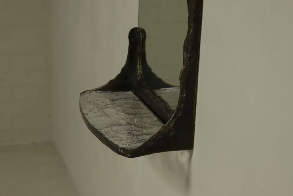 Miroir mural en bronze sculptural Lothar Klute avec étagère en verre des années 1990