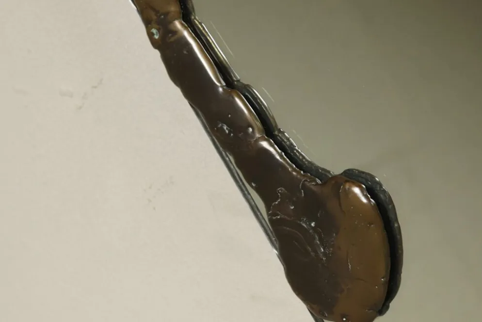 Miroir mural en bronze sculptural Lothar Klute avec étagère en verre des années 1990