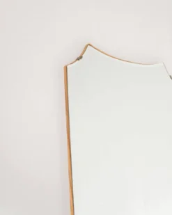 Miroir mural en forme de bouclier, production européenne, années 1930-1940