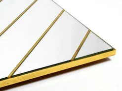 Miroir mural en laiton des années 1970 avec des bandes de miroir diagonales.