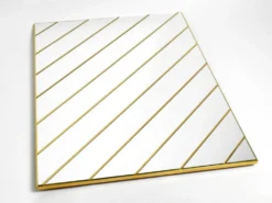 Miroir mural en laiton des années 1970 avec des bandes de miroir diagonales.