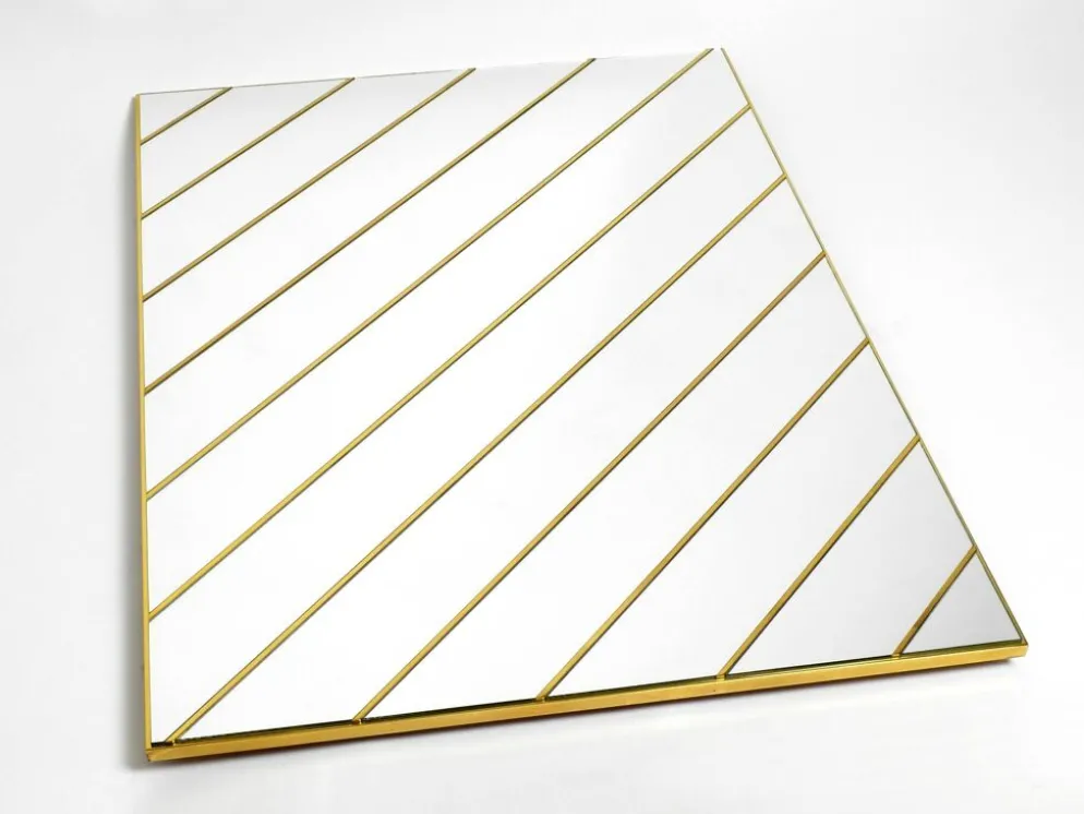 Miroir mural en laiton des années 1970 avec des bandes de miroir diagonales.