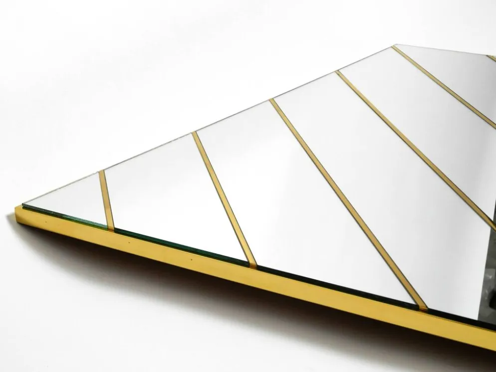 Miroir mural en laiton des années 1970 avec des bandes de miroir diagonales.