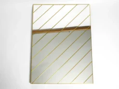Miroir mural en laiton des années 1970 avec des bandes de miroir diagonales.