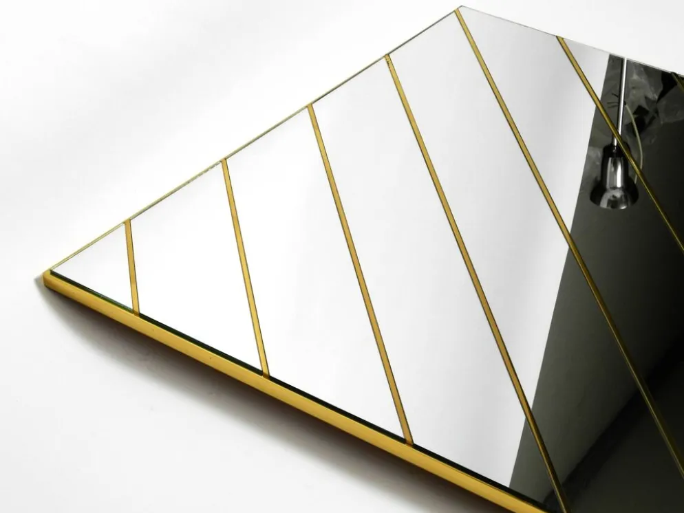 Miroir mural en laiton des années 1970 avec des bandes de miroir diagonales.