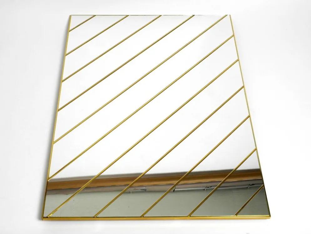 Miroir mural en laiton des années 1970 avec des bandes de miroir diagonales.