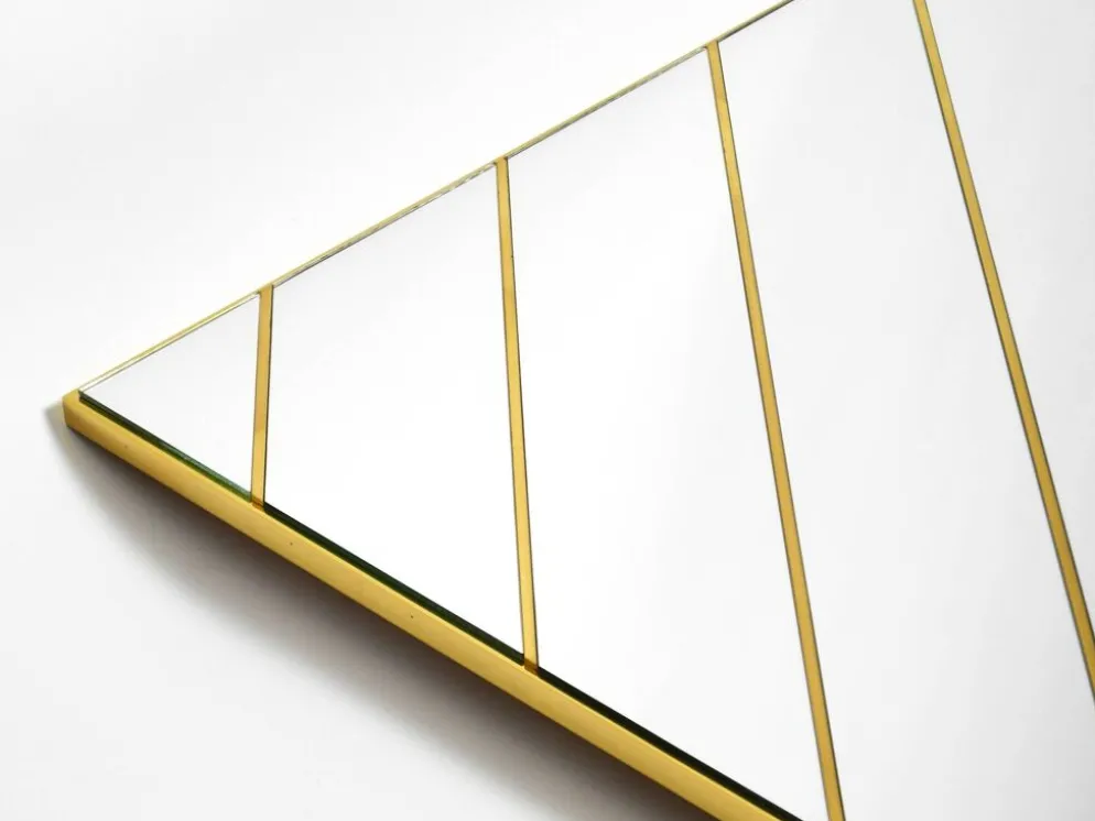 Miroir mural en laiton des années 1970 avec des bandes de miroir diagonales.