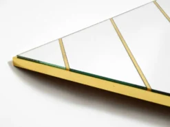 Miroir mural en laiton des années 1970 avec des bandes de miroir diagonales.