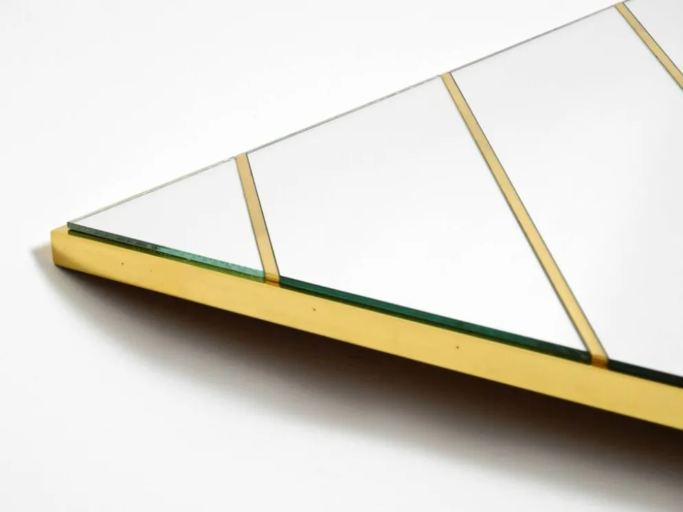 Miroir mural en laiton des années 1970 avec des bandes de miroir diagonales.