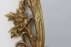 Miroir mural en métal orné de style Louis XVI du 20e siècle avec des flamboiements rococo, Fra