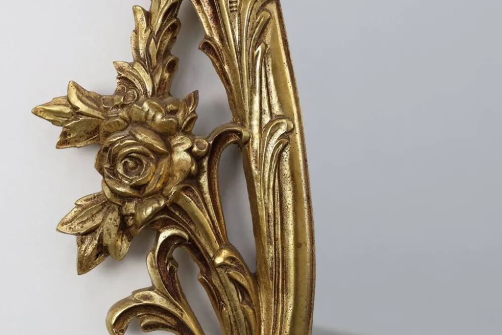 Miroir mural en métal orné de style Louis XVI du 20e siècle avec des flamboiements rococo, Fra