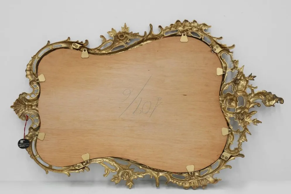 Miroir mural en métal orné de style Louis XVI du 20e siècle avec des flamboiements rococo, Fra