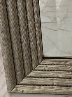 Miroir mural en métal texturé embossé et miroir biseauté
