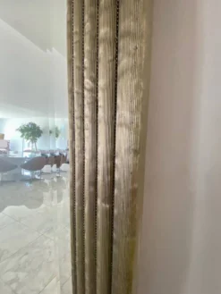 Miroir mural en métal texturé embossé et miroir biseauté