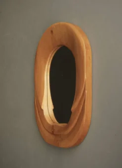 Miroir mural en pin anthroposophique du milieu du siècle, années 1970