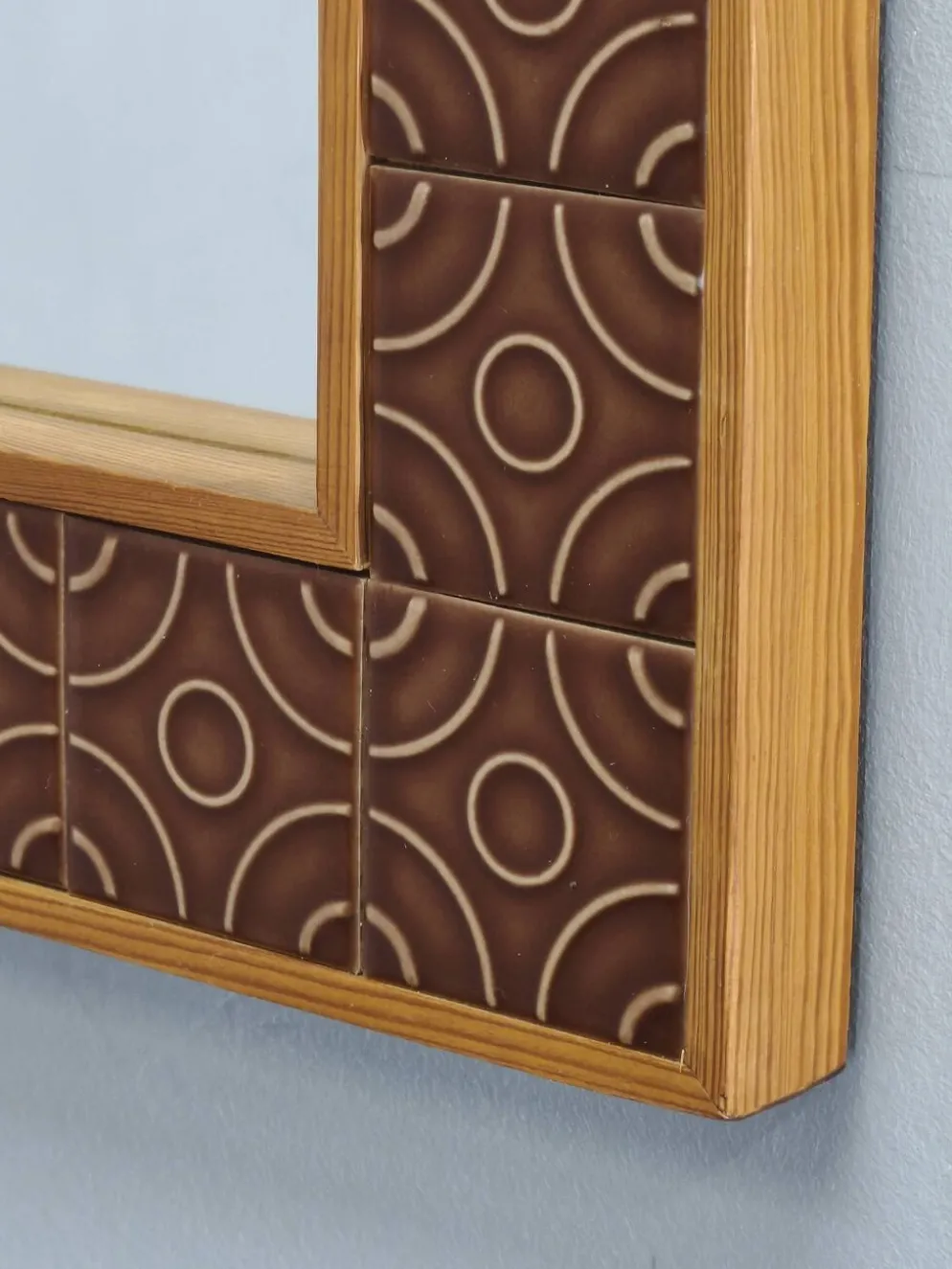 Miroir mural en pin danois et carrelage céramique, années 1960