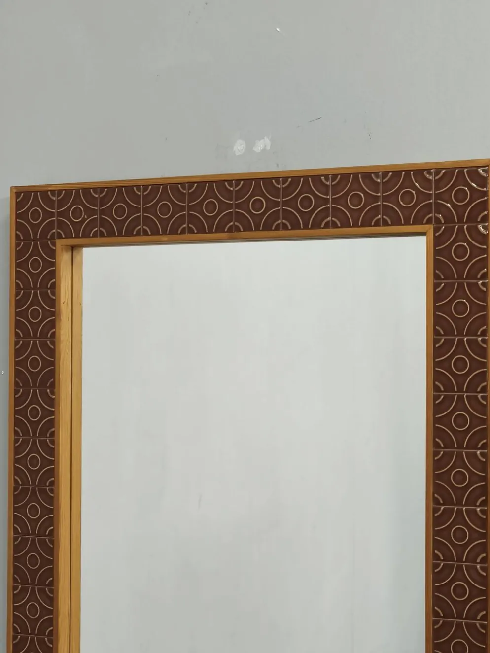 Miroir mural en pin danois et carrelage céramique, années 1960